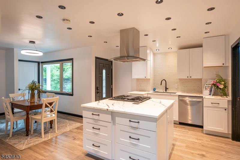 15 Apache Trl, Rockaway Twp., NJ 07866