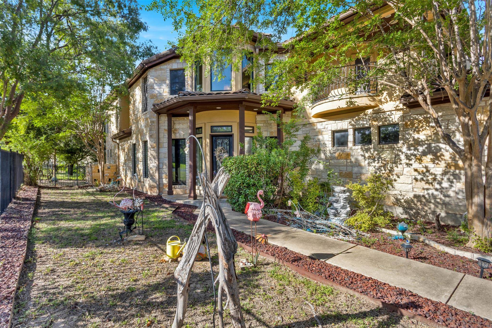 1 Treehaven LN, The Hills, TX 78738