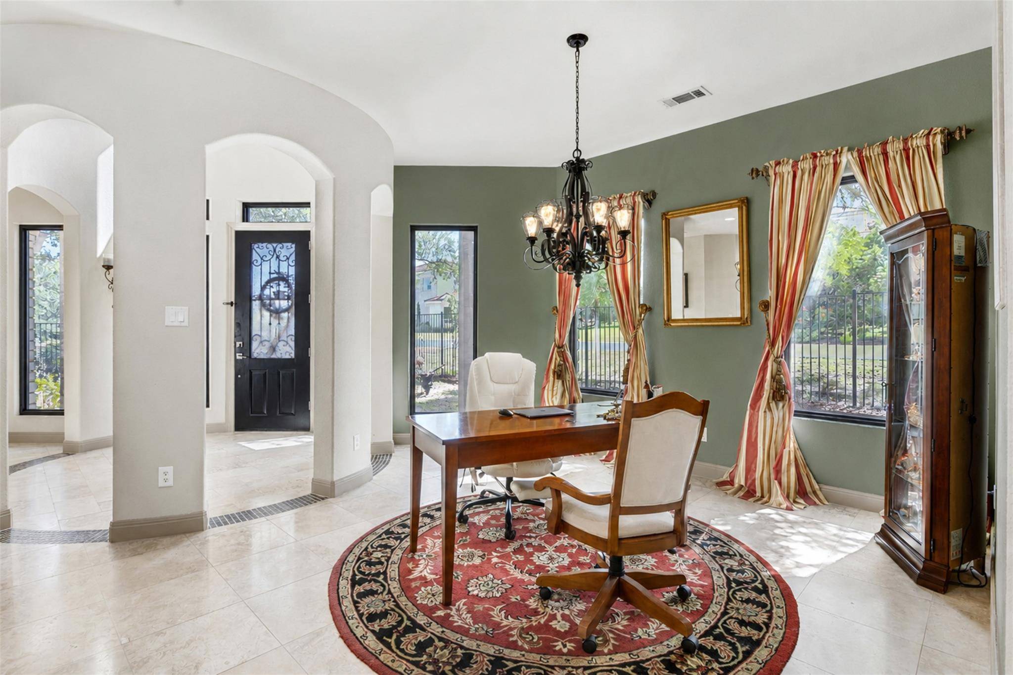 1 Treehaven LN, The Hills, TX 78738