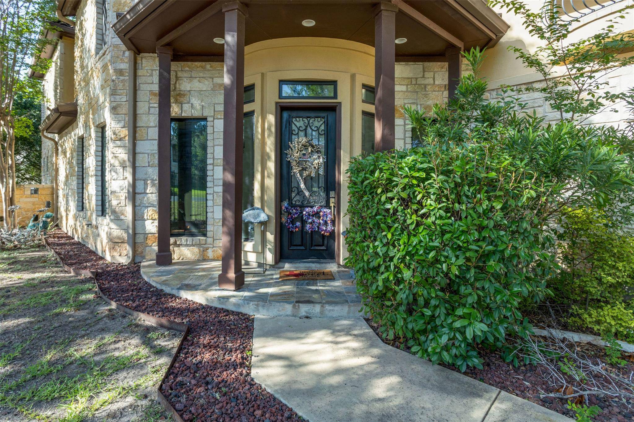 1 Treehaven LN, The Hills, TX 78738