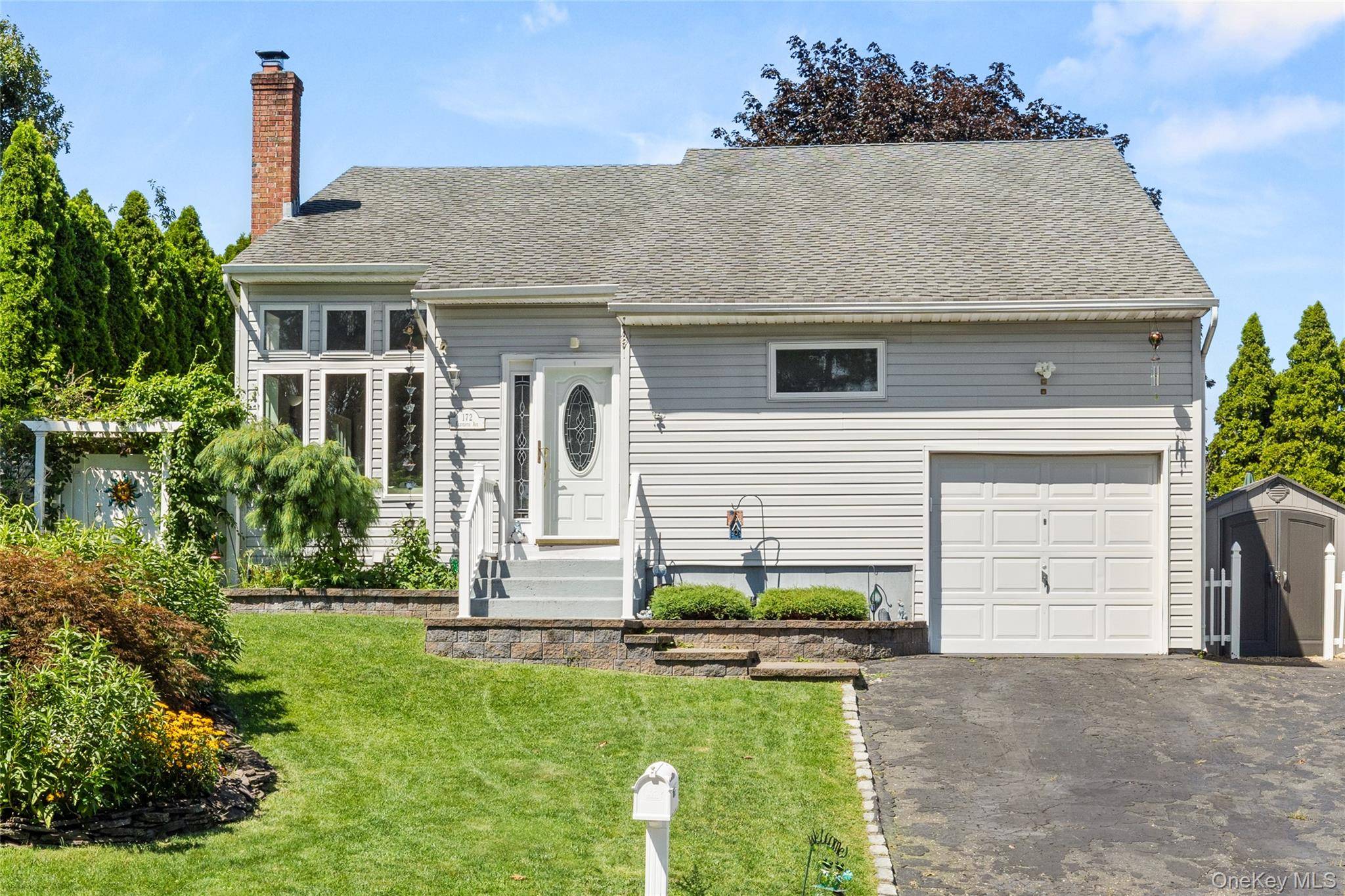 172 11th AVE, Holtsville, NY 11742