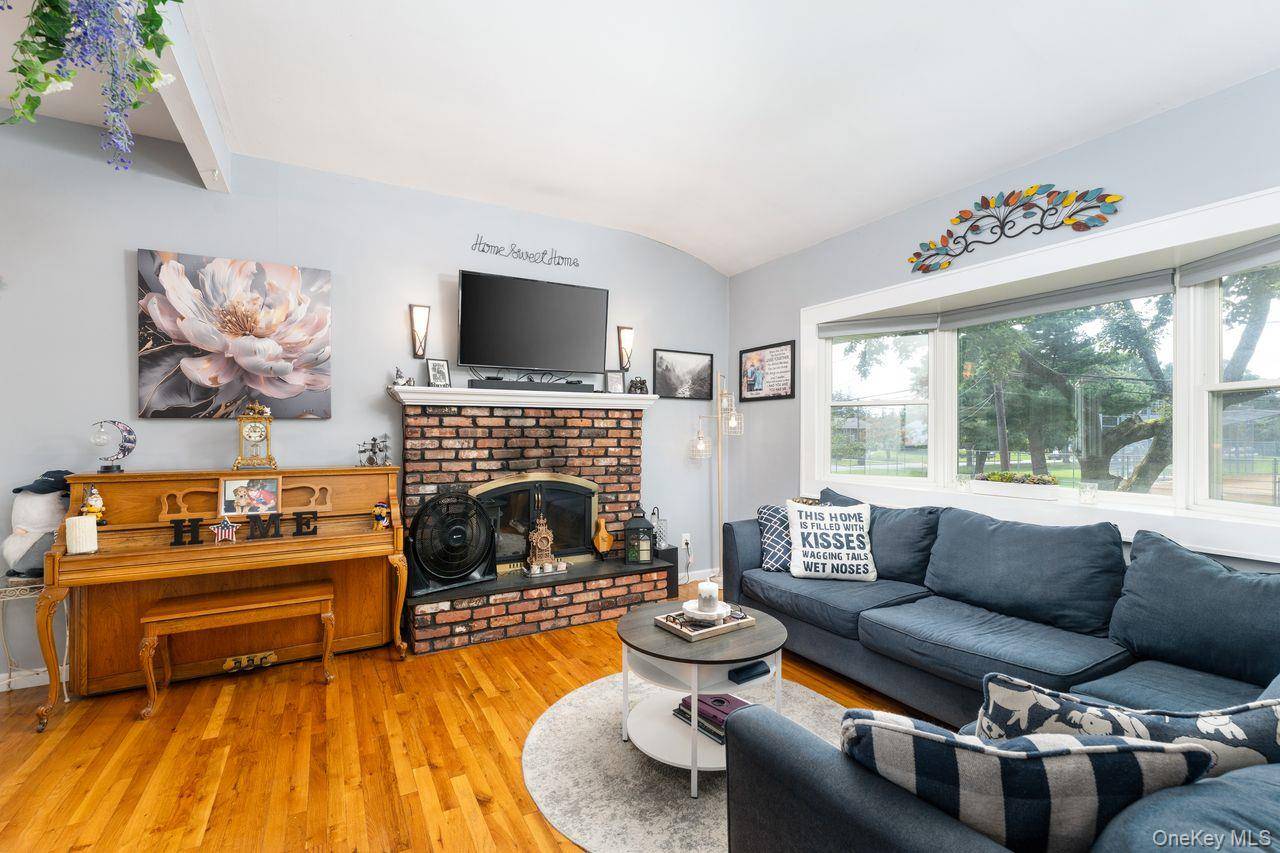49 McKinley ST, Saint James, NY 11780