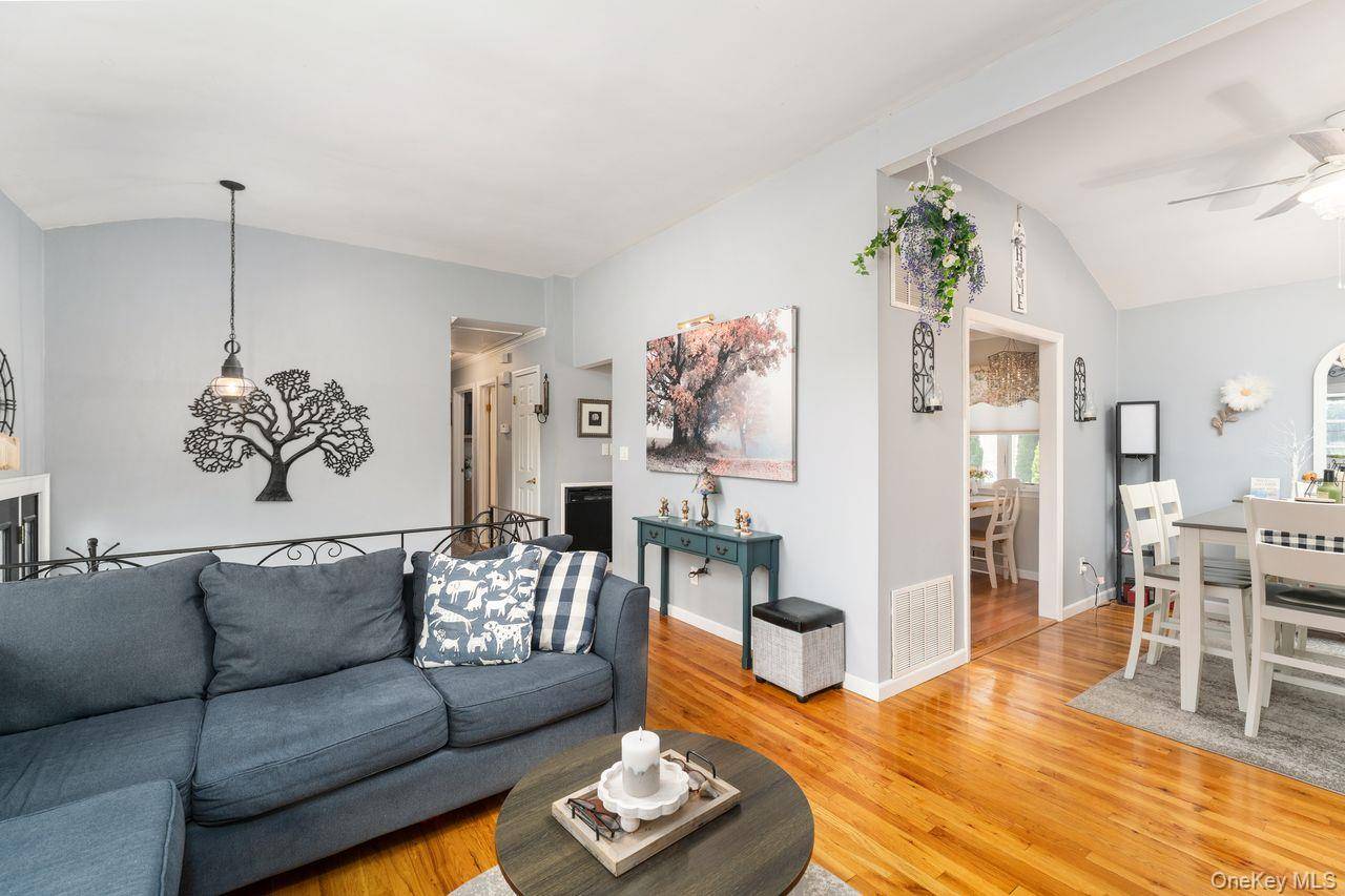 49 McKinley ST, Saint James, NY 11780