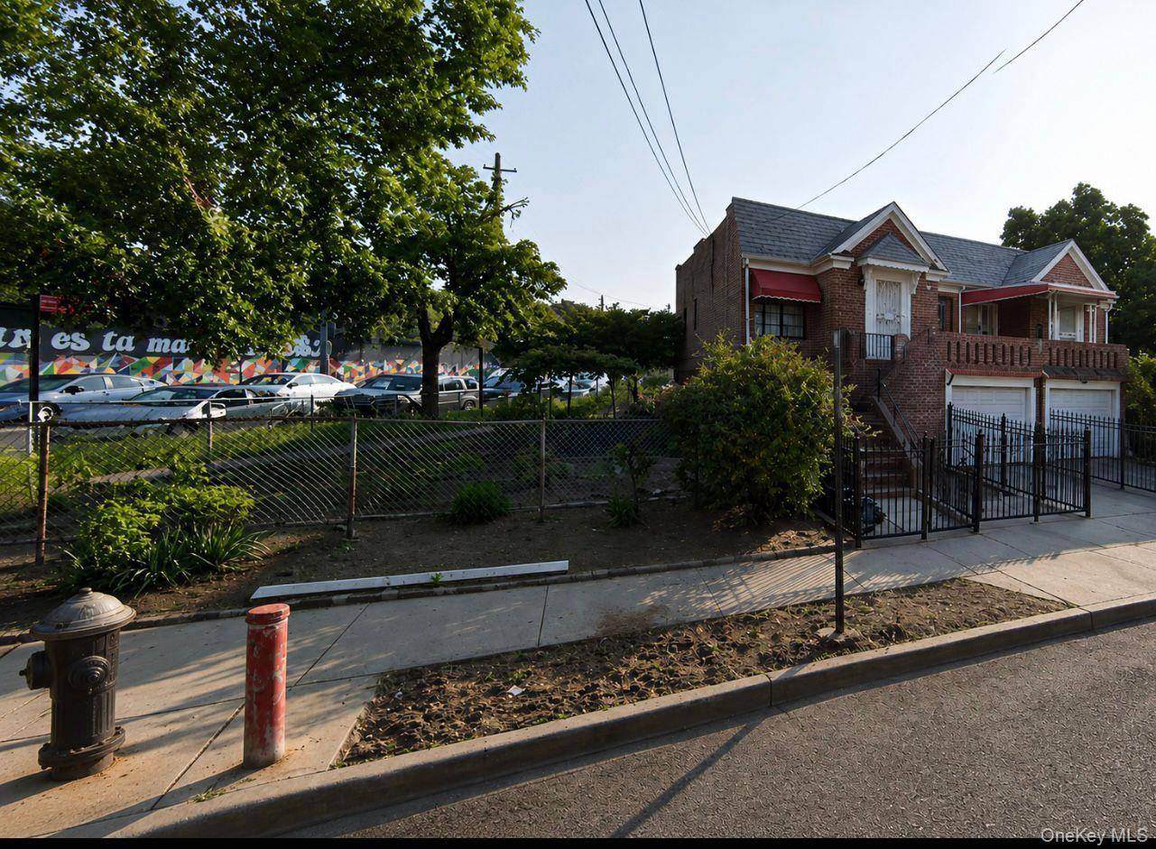 4805 Poyer ST, Elmhurst, NY 11373