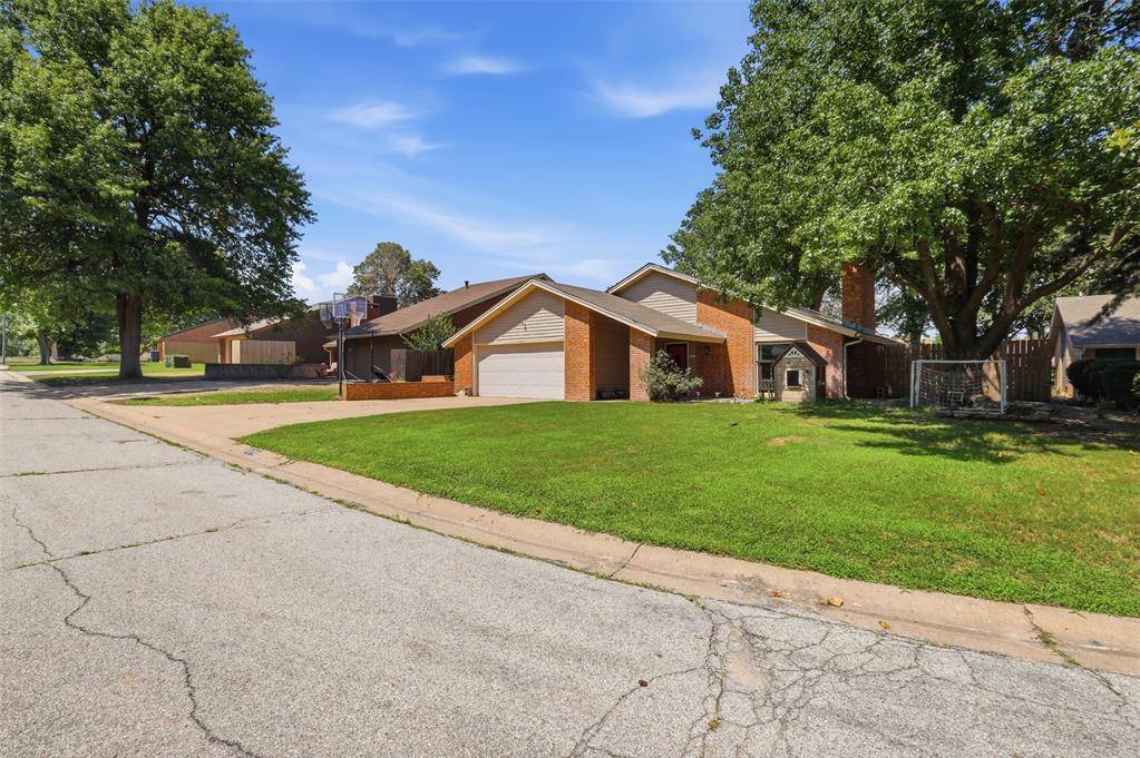 2713 Haystack LN, Enid, OK 73703