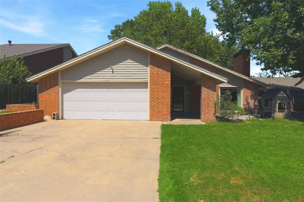 2713 Haystack LN, Enid, OK 73703