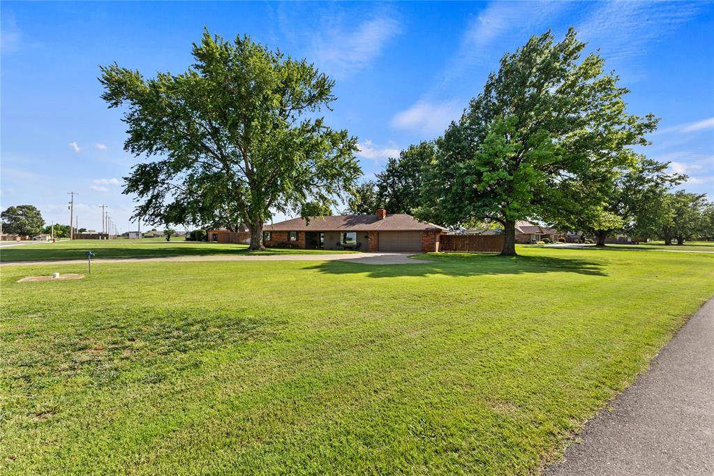 2121 Lyle RD, Weatherford, OK 73096