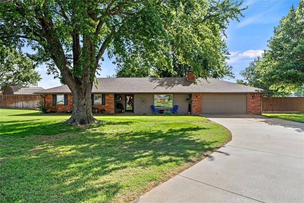 2121 Lyle RD, Weatherford, OK 73096