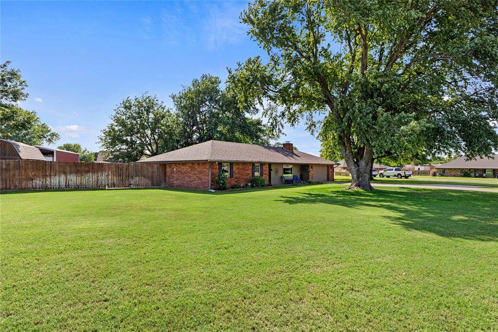 2121 Lyle RD, Weatherford, OK 73096
