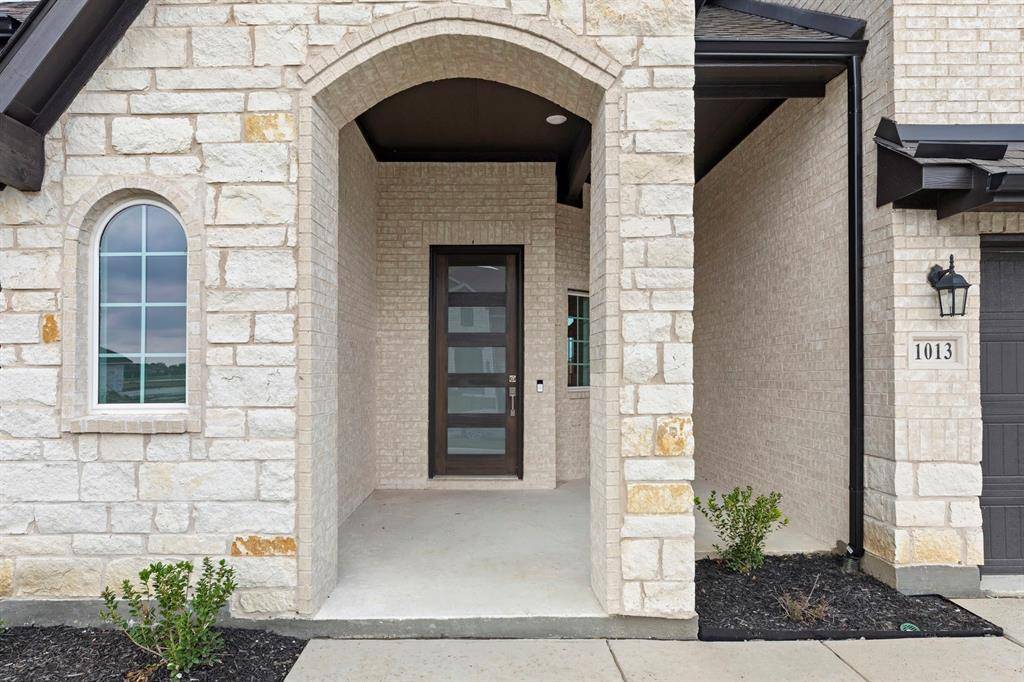1013 Butterfly, Justin, TX 76247