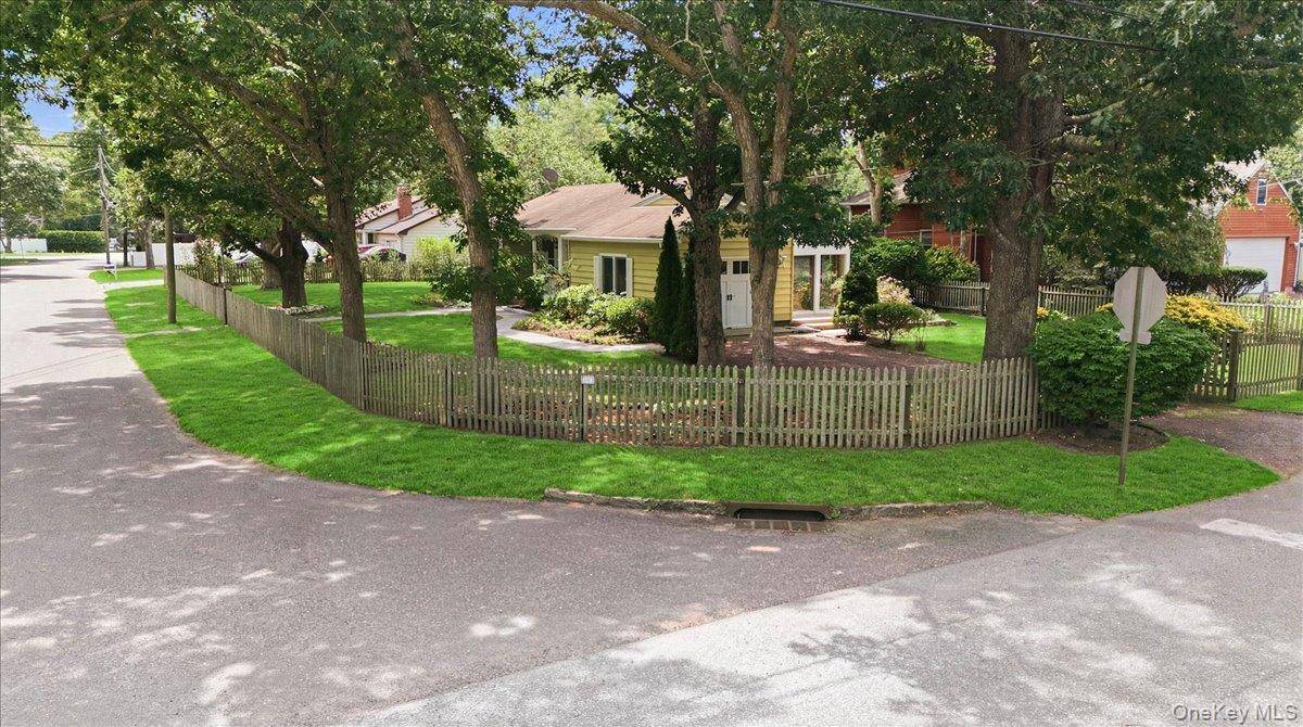 10 Graham RD, Hampton Bays, NY 11946