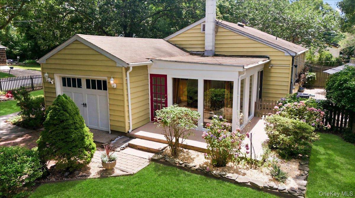 10 Graham RD, Hampton Bays, NY 11946