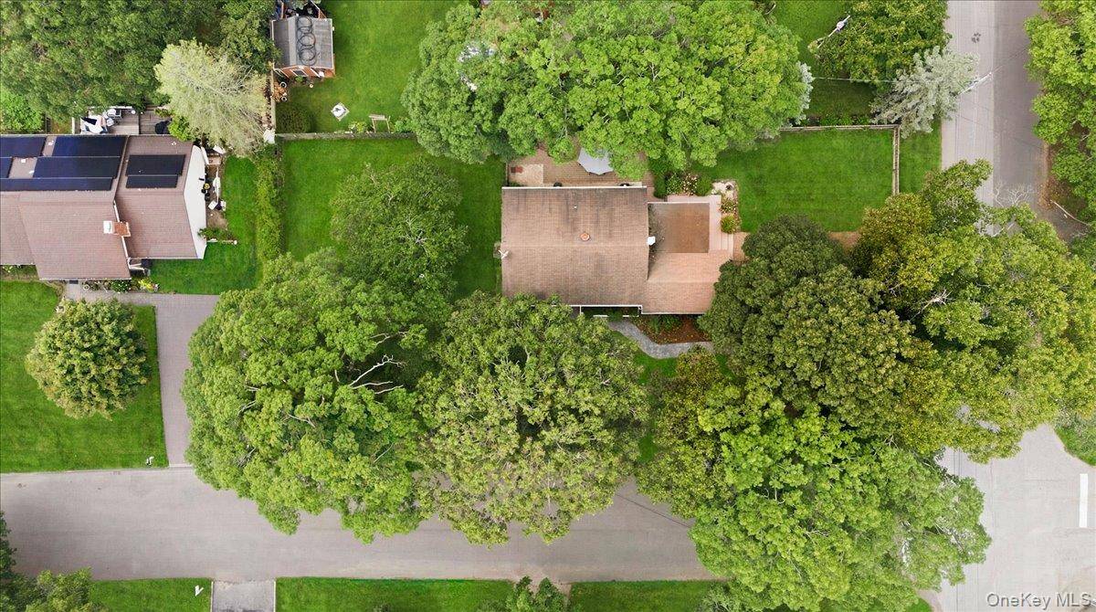 10 Graham RD, Hampton Bays, NY 11946