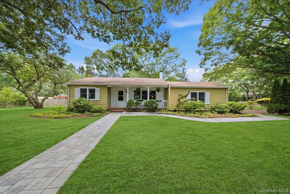 10 Graham RD, Hampton Bays, NY 11946