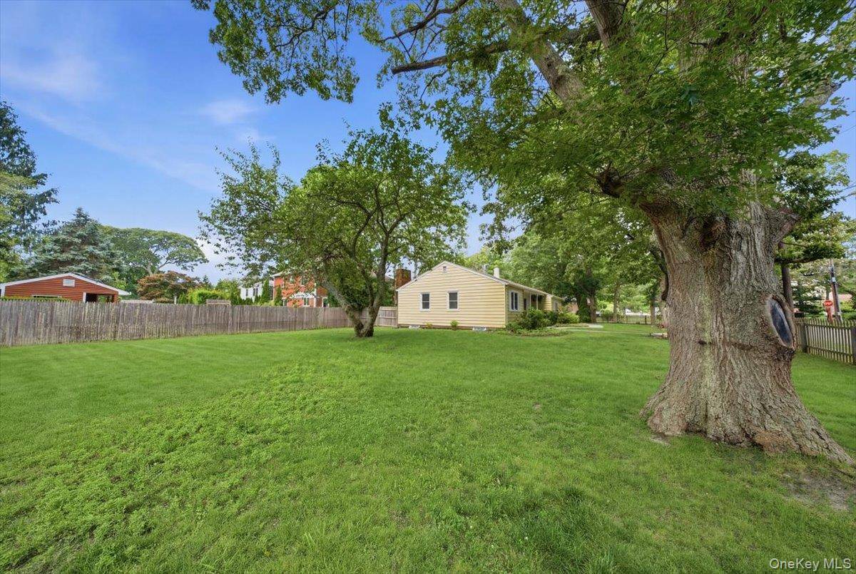 10 Graham RD, Hampton Bays, NY 11946