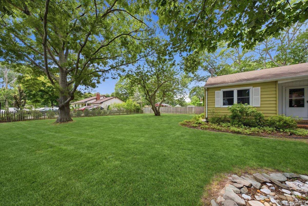 10 Graham RD, Hampton Bays, NY 11946