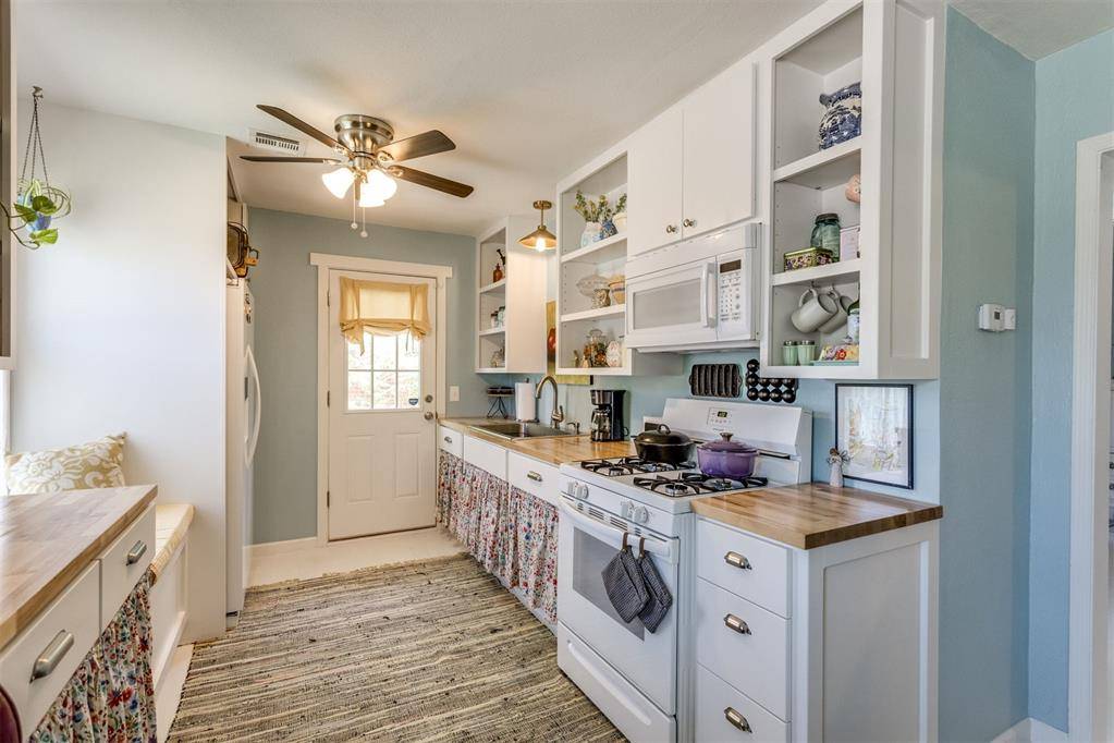 1912 Carlisle RD, The Village, OK 73120