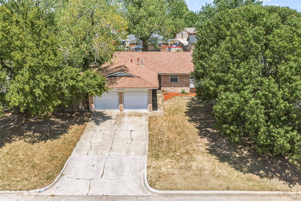 1061 W Main ST, Moore, OK 73160