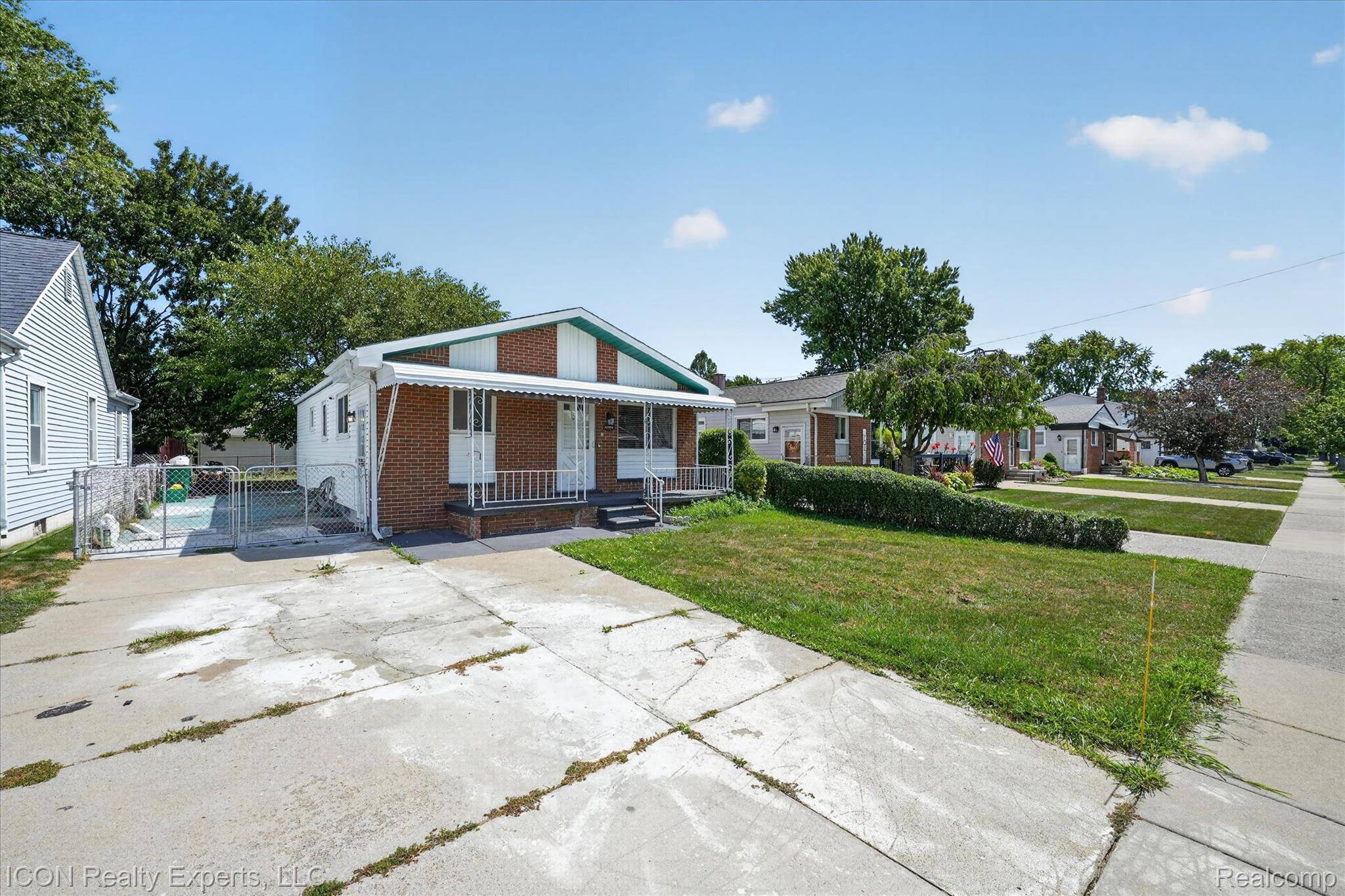 32000 Saint Margaret ST, St. Clair Shores, MI 48082