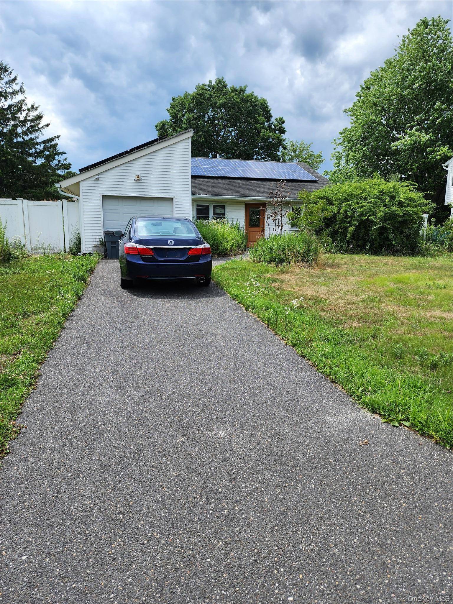 26 Narragansett AVE, Medford, NY 11763