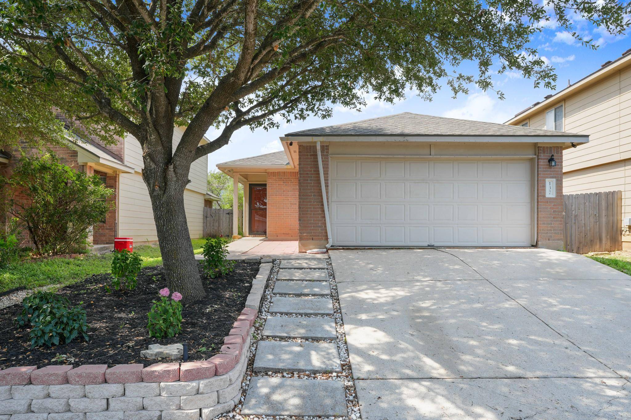 137 Hillhouse LN, Manchaca, TX 78652