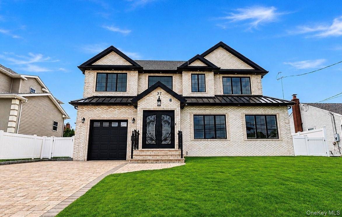 37 Beverly DR, Albertson, NY 11507