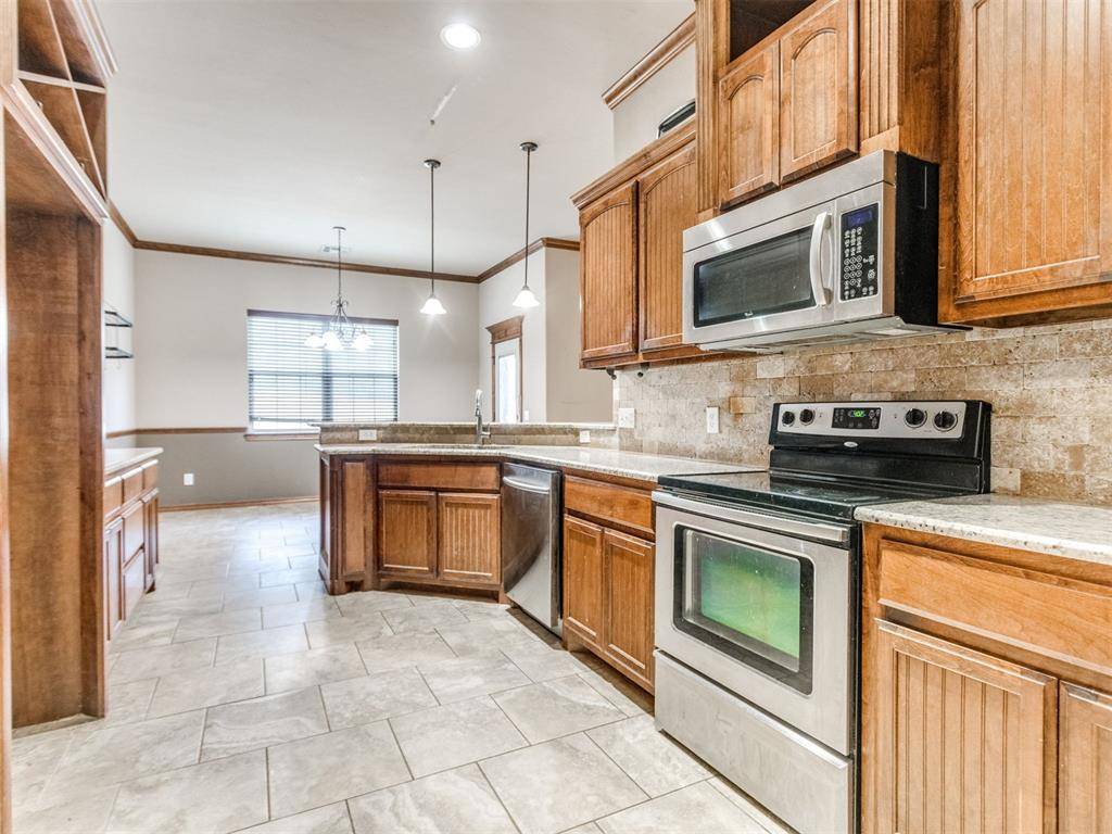 641 SW 28th ST, Moore, OK 73160
