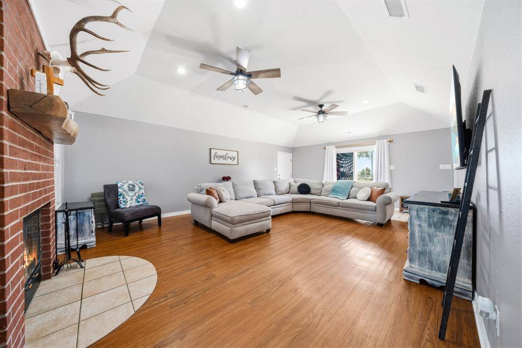 900 E Chad Street, Whitney, TX 76692