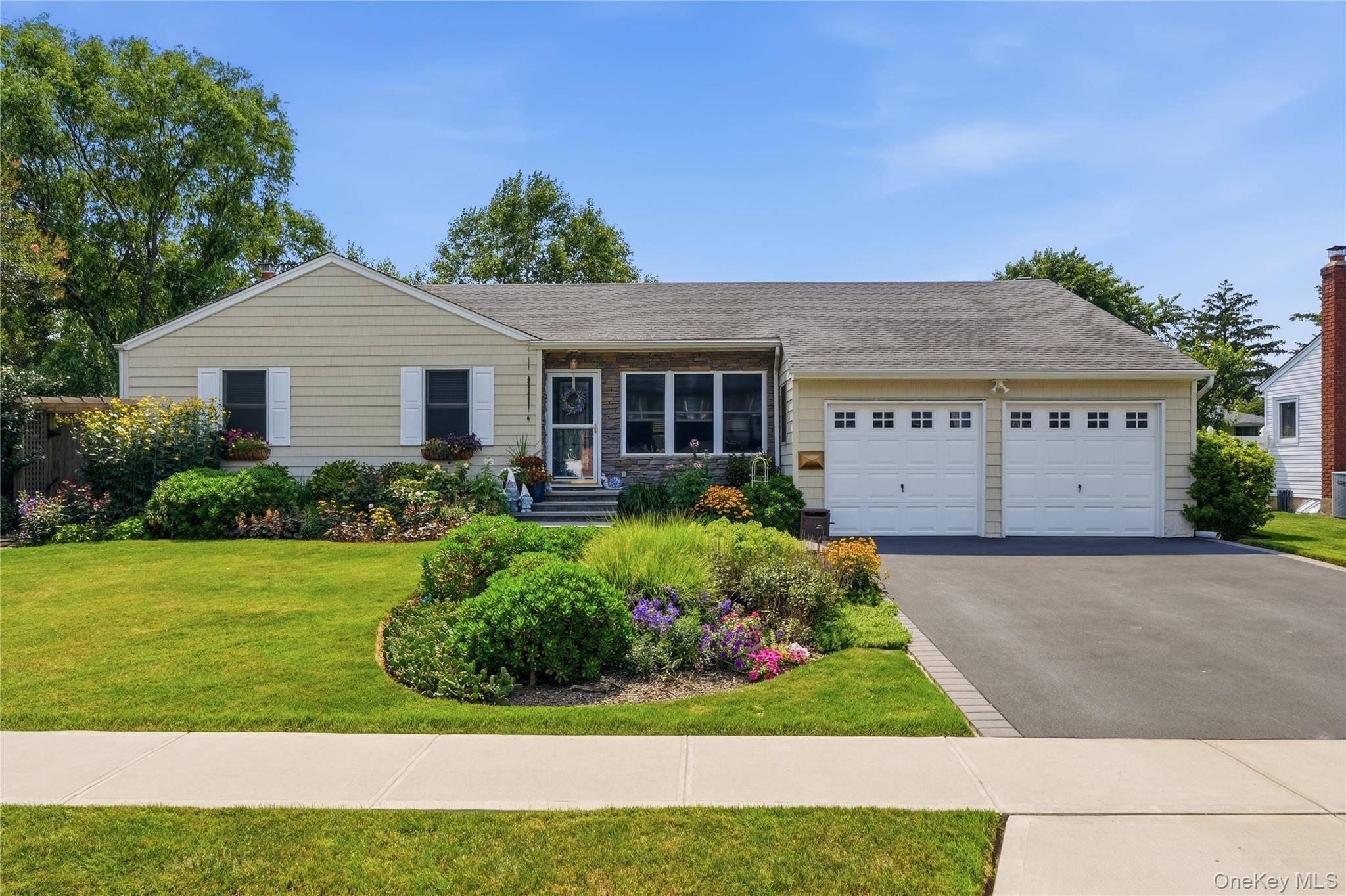 1 Wheeler CT, Deer Park, NY 11729