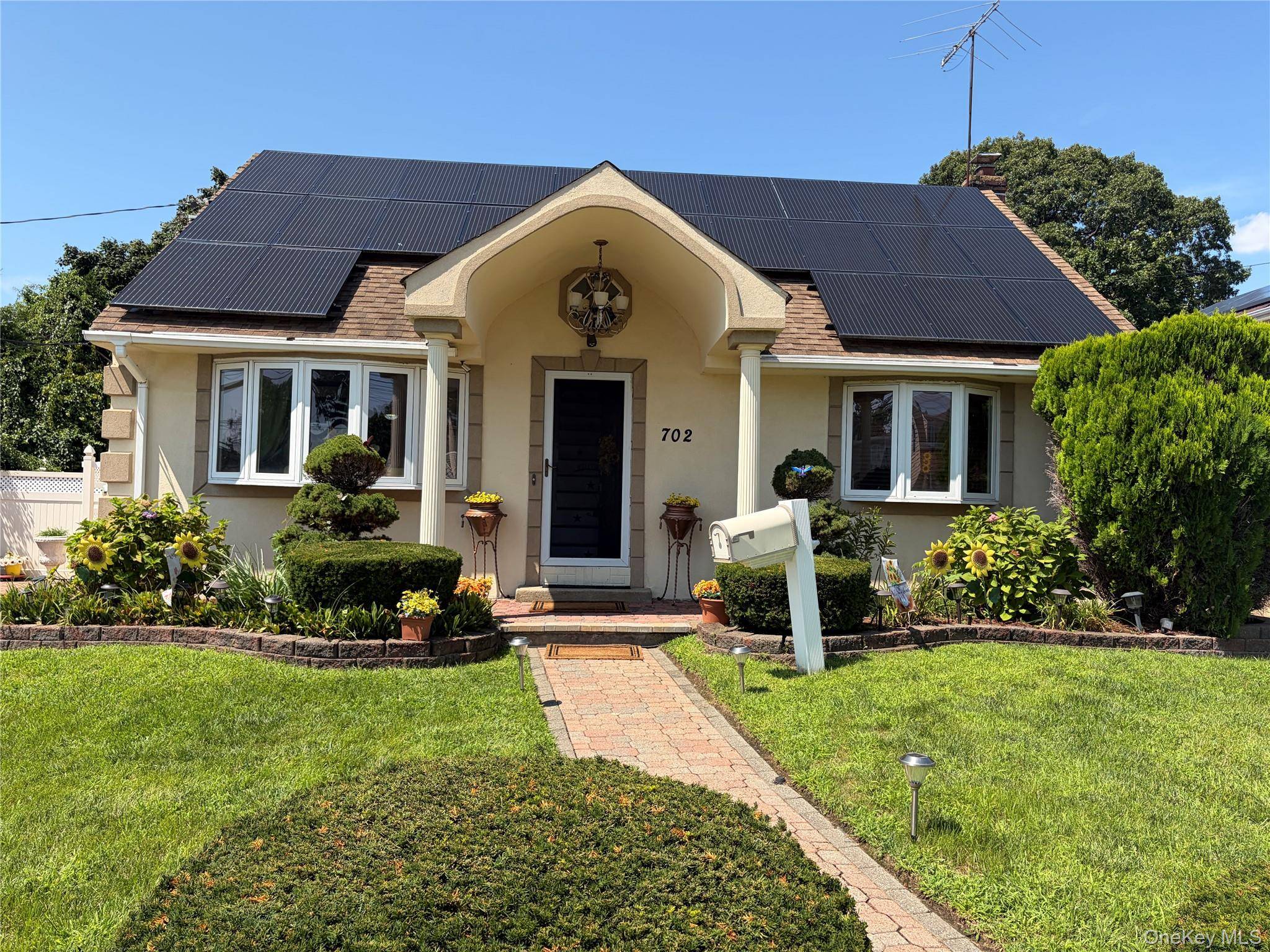 702 Diellen LN, Elmont, NY 11003