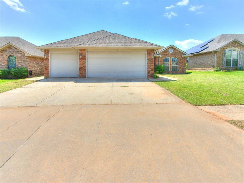 9217 Crooked Creek LN, Oklahoma City, OK 73160