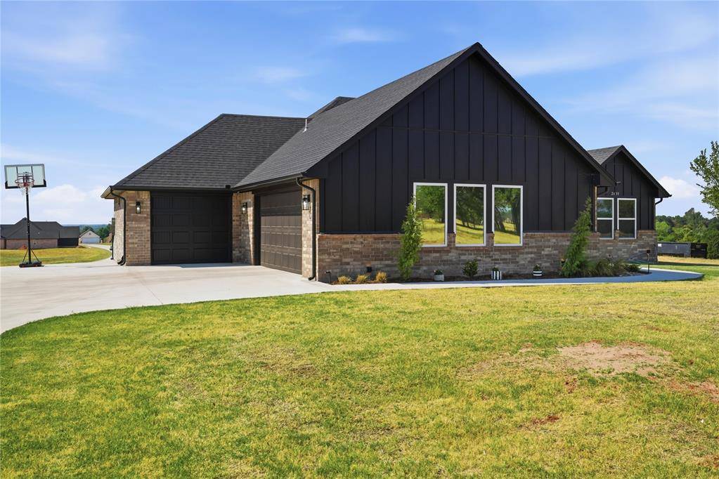 2439 Wolf Creek BND, Blanchard, OK 73010