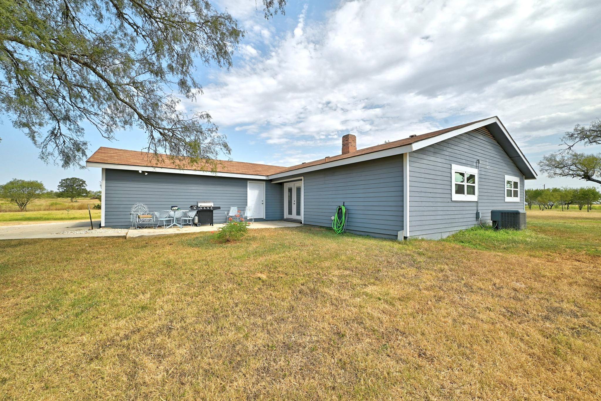 311 Salt Lake RD, Luling, TX 78648