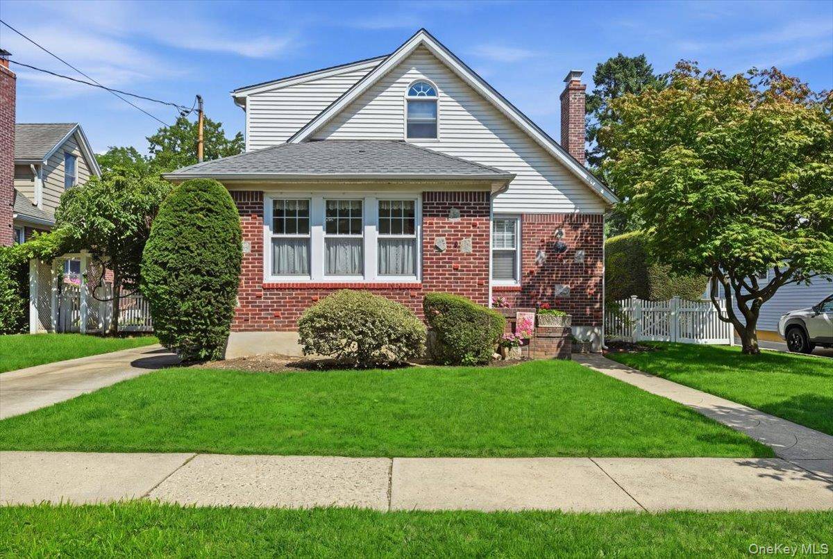 73 Chestnut AVE, Floral Park, NY 11001