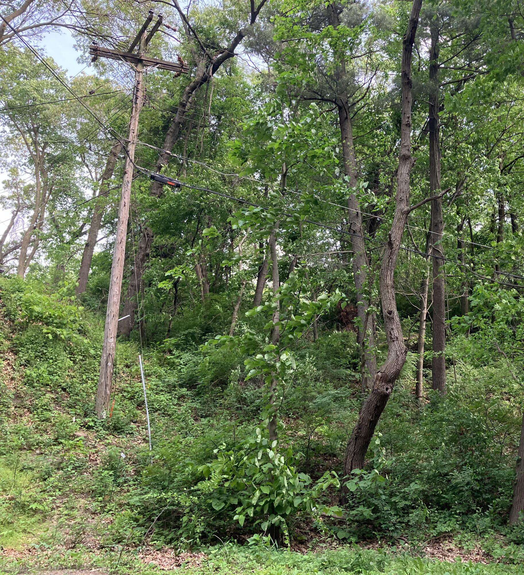 98 Ogden RD, Ogden Dunes, IN 46368