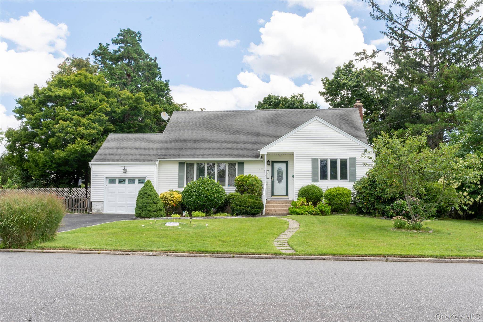 127 Suffolk AVE, West Babylon, NY 11704