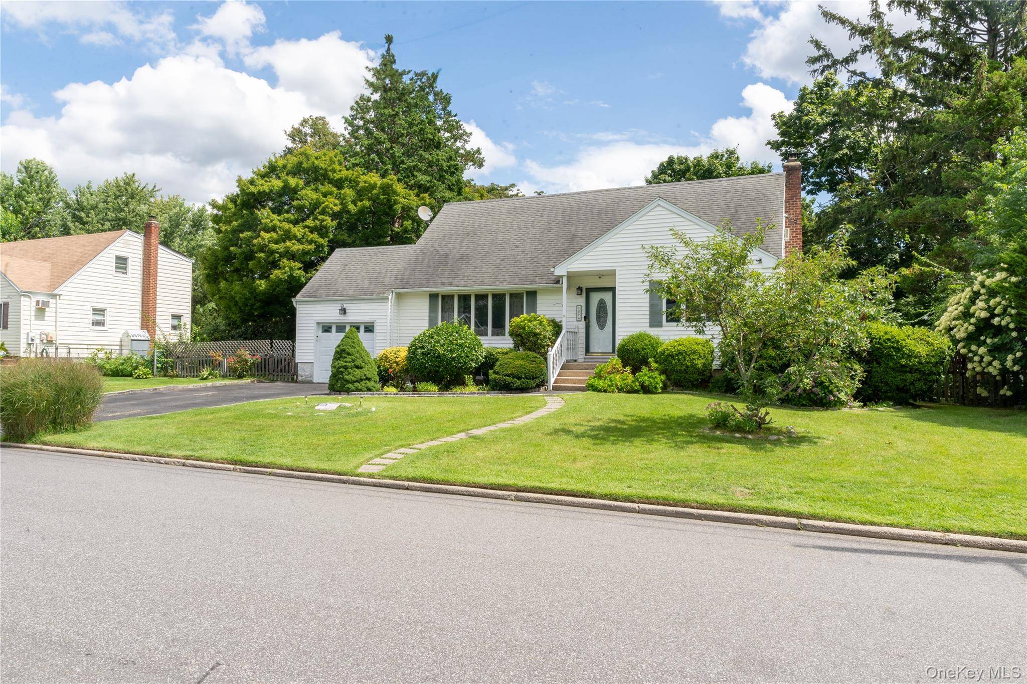 127 Suffolk AVE, West Babylon, NY 11704