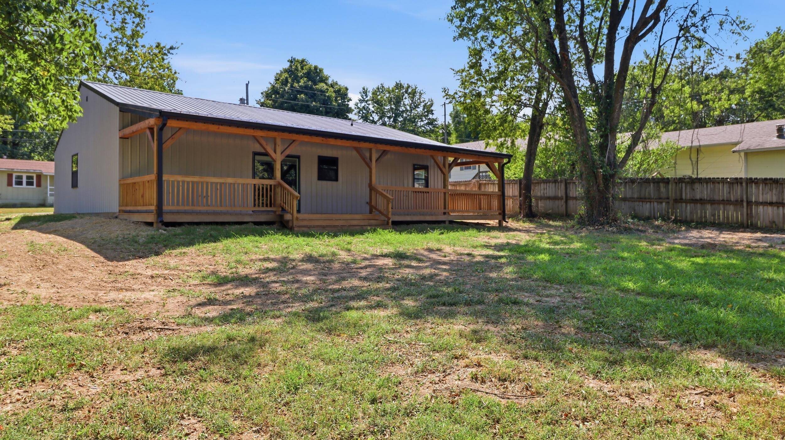 305 W 14th ST, Mountain Grove, MO 65711