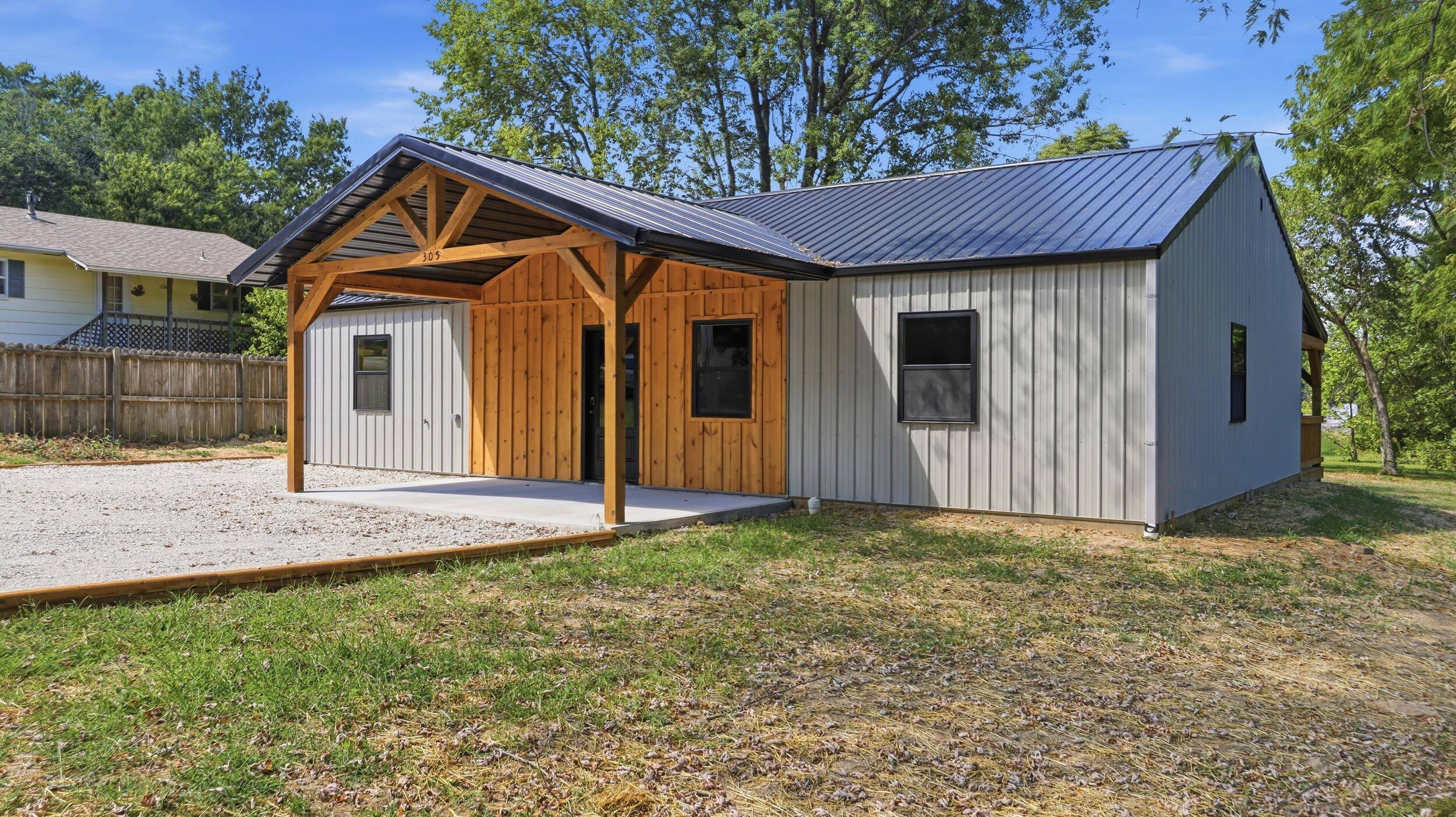 305 W 14th ST, Mountain Grove, MO 65711