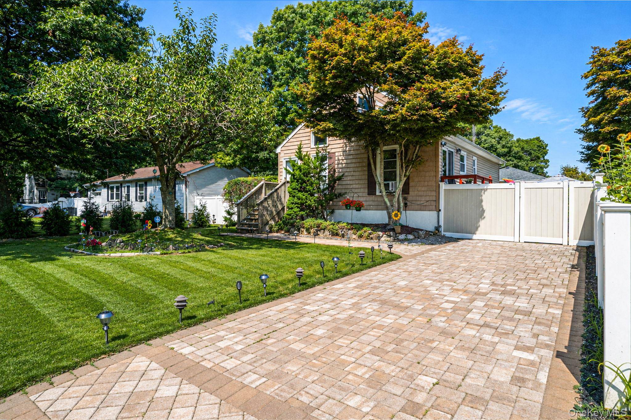 7 Wellwood DR, Shirley, NY 11967