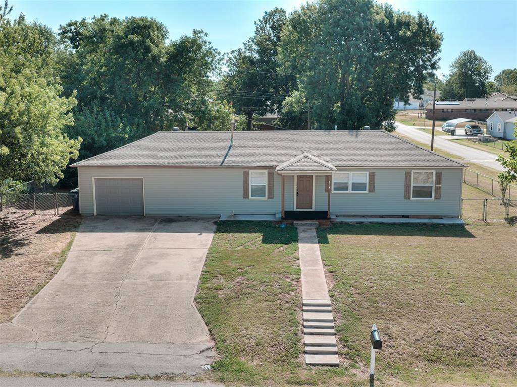 704 N Madison AVE, Blanchard, OK 73010