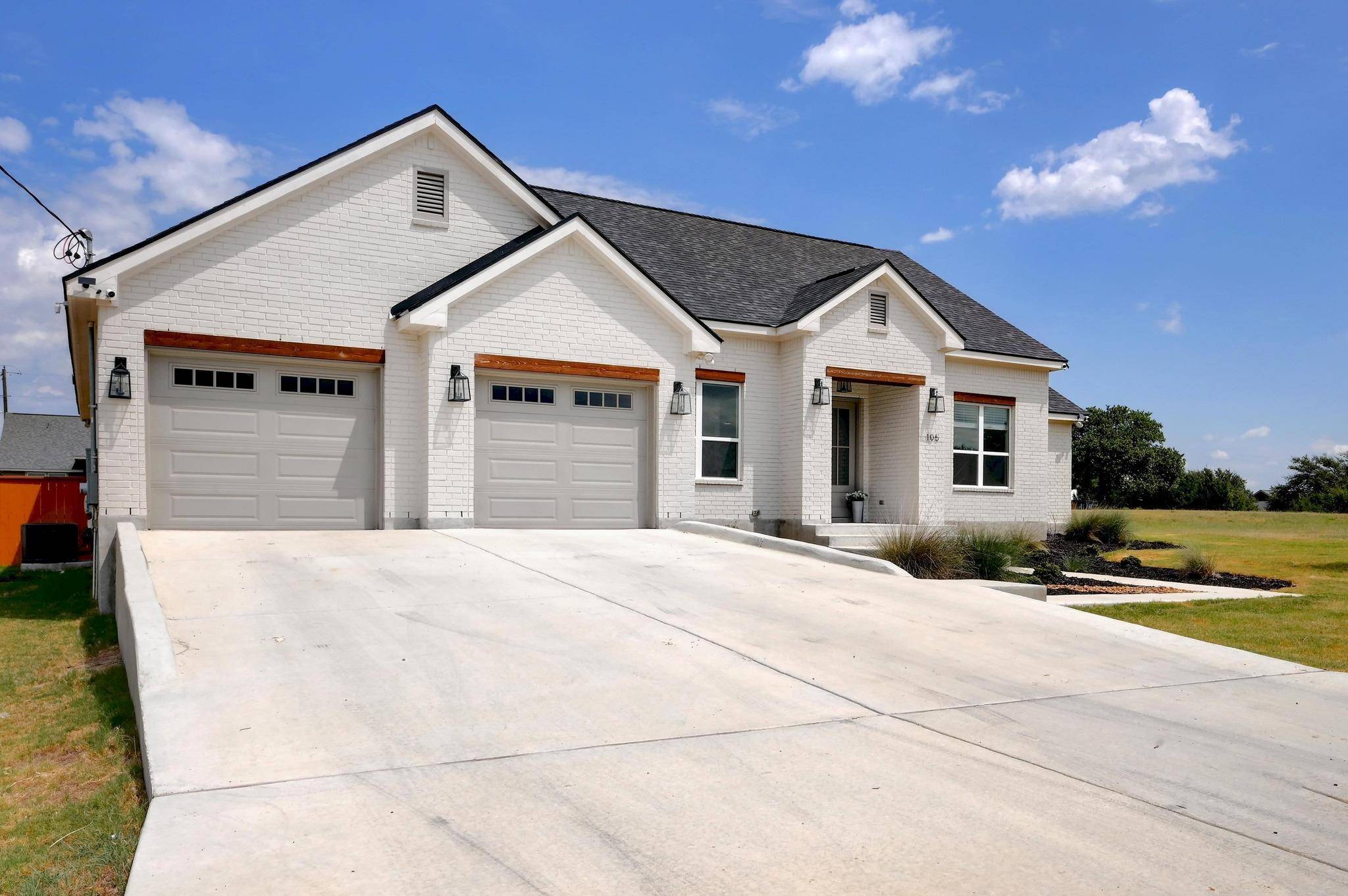 105 Jacob Dearing ST, Blanco, TX 78606