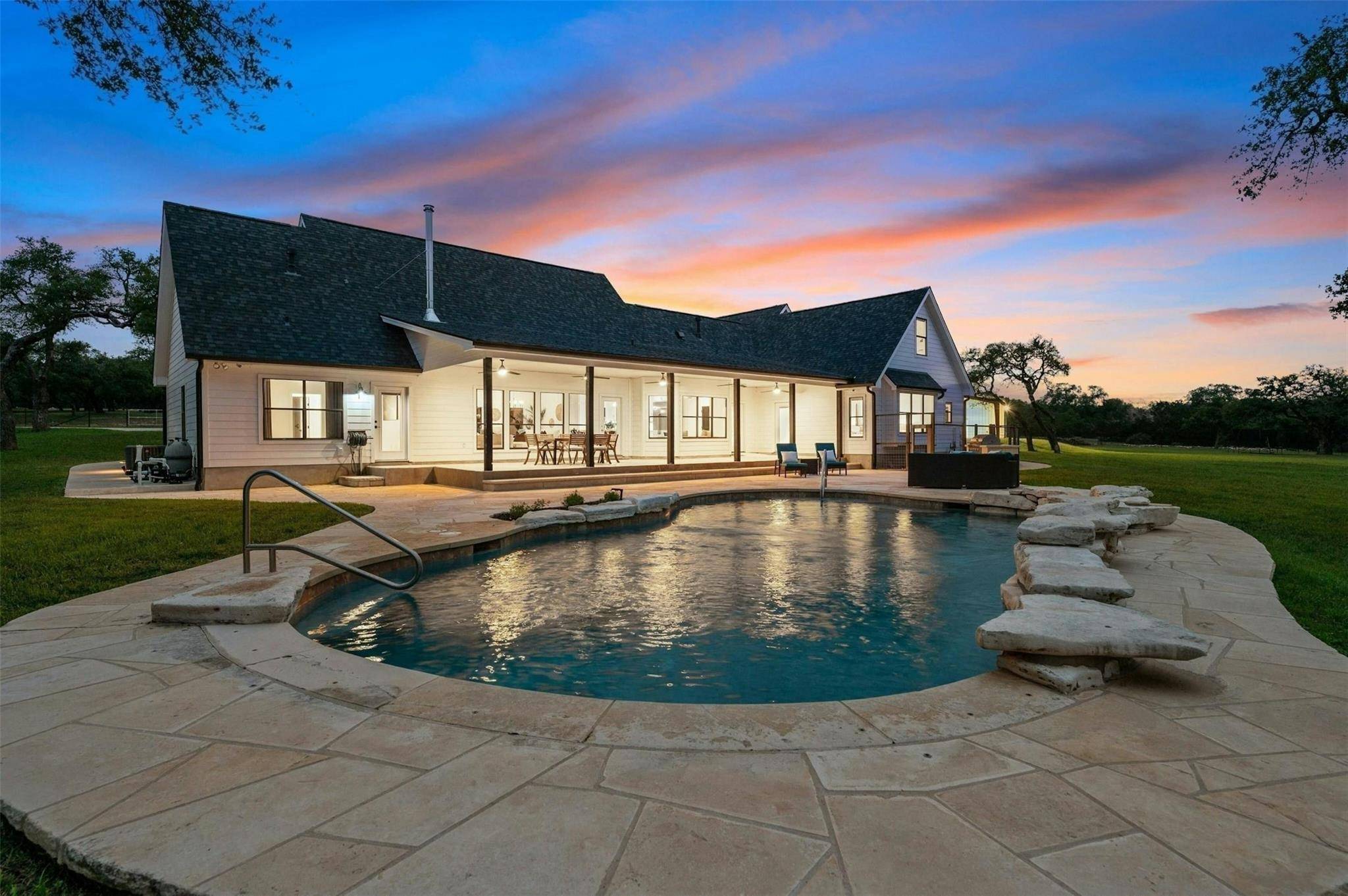 333 Stallion LN, Dripping Springs, TX 78620