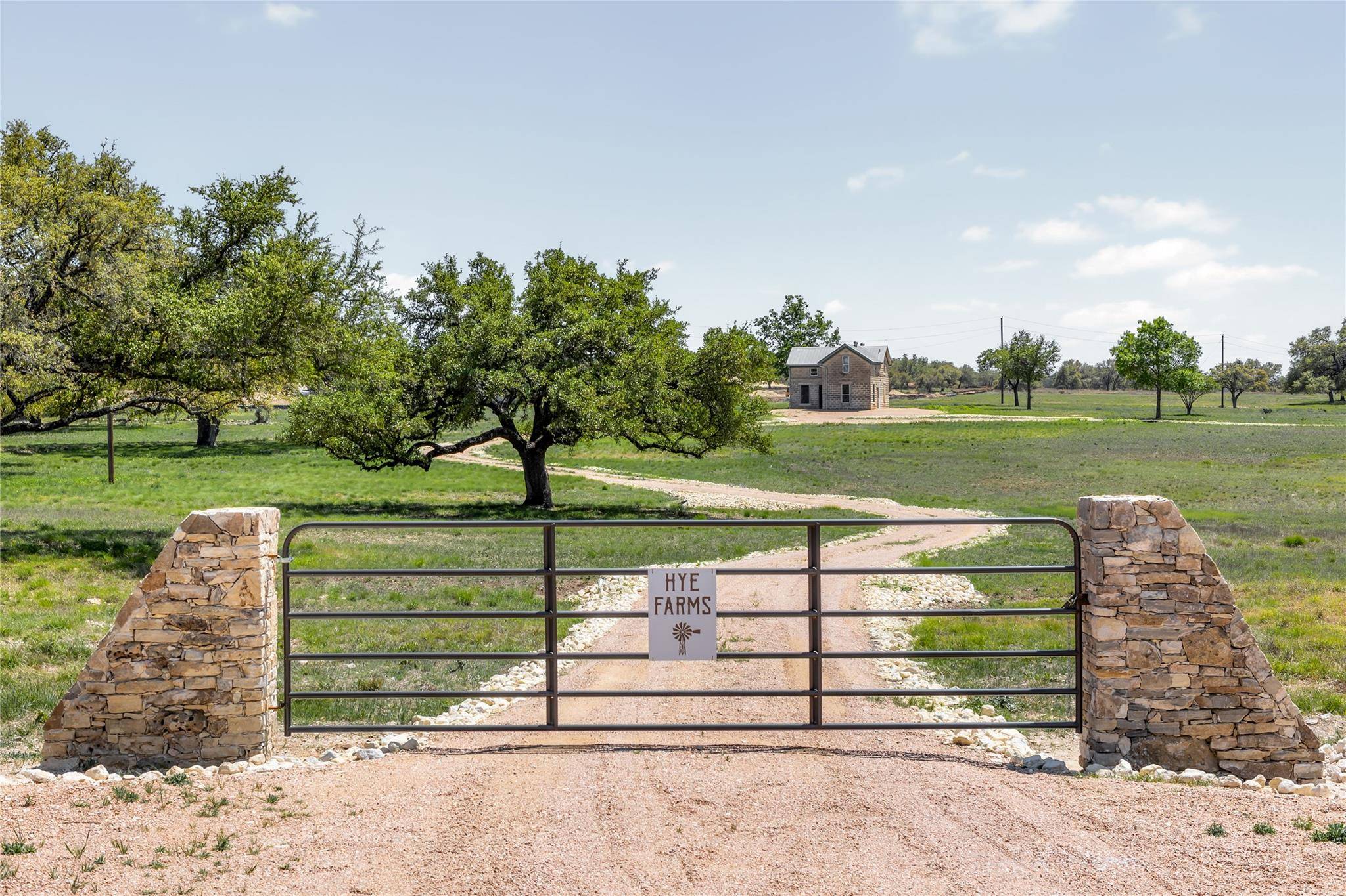 9695 W US 290 HWY, Hye, TX 78635