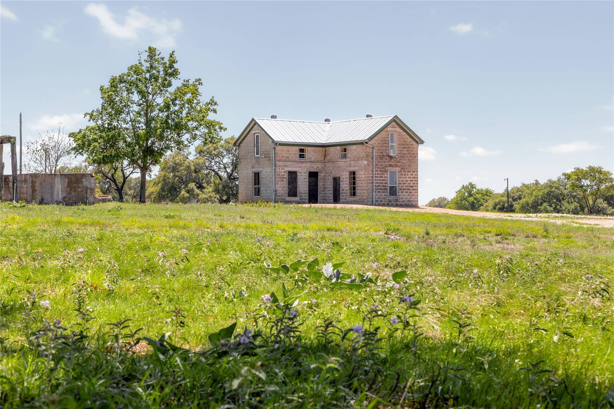 9695 W US 290 HWY, Hye, TX 78635