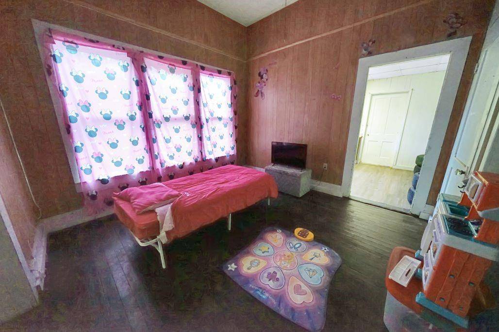 107 S Crockett Ave, Cameron, TX 76520