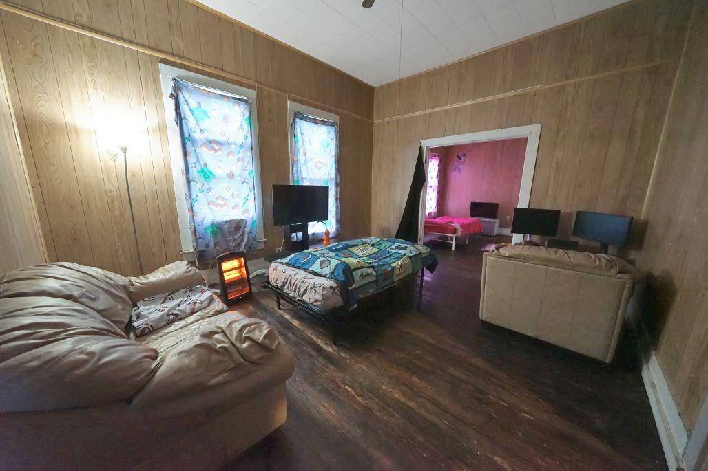 107 S Crockett Ave, Cameron, TX 76520