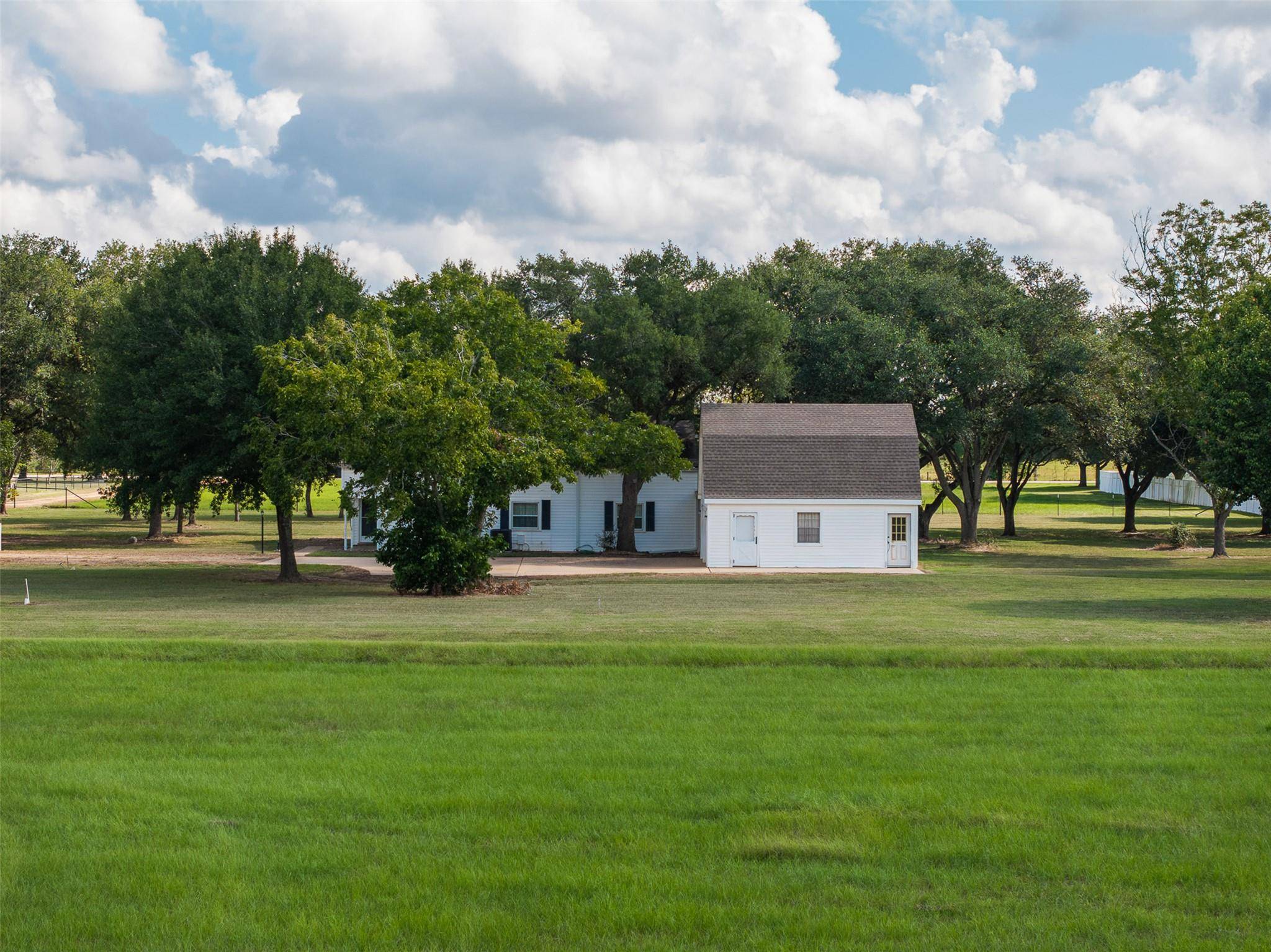 1713 Woody LN, Sealy, TX 77474