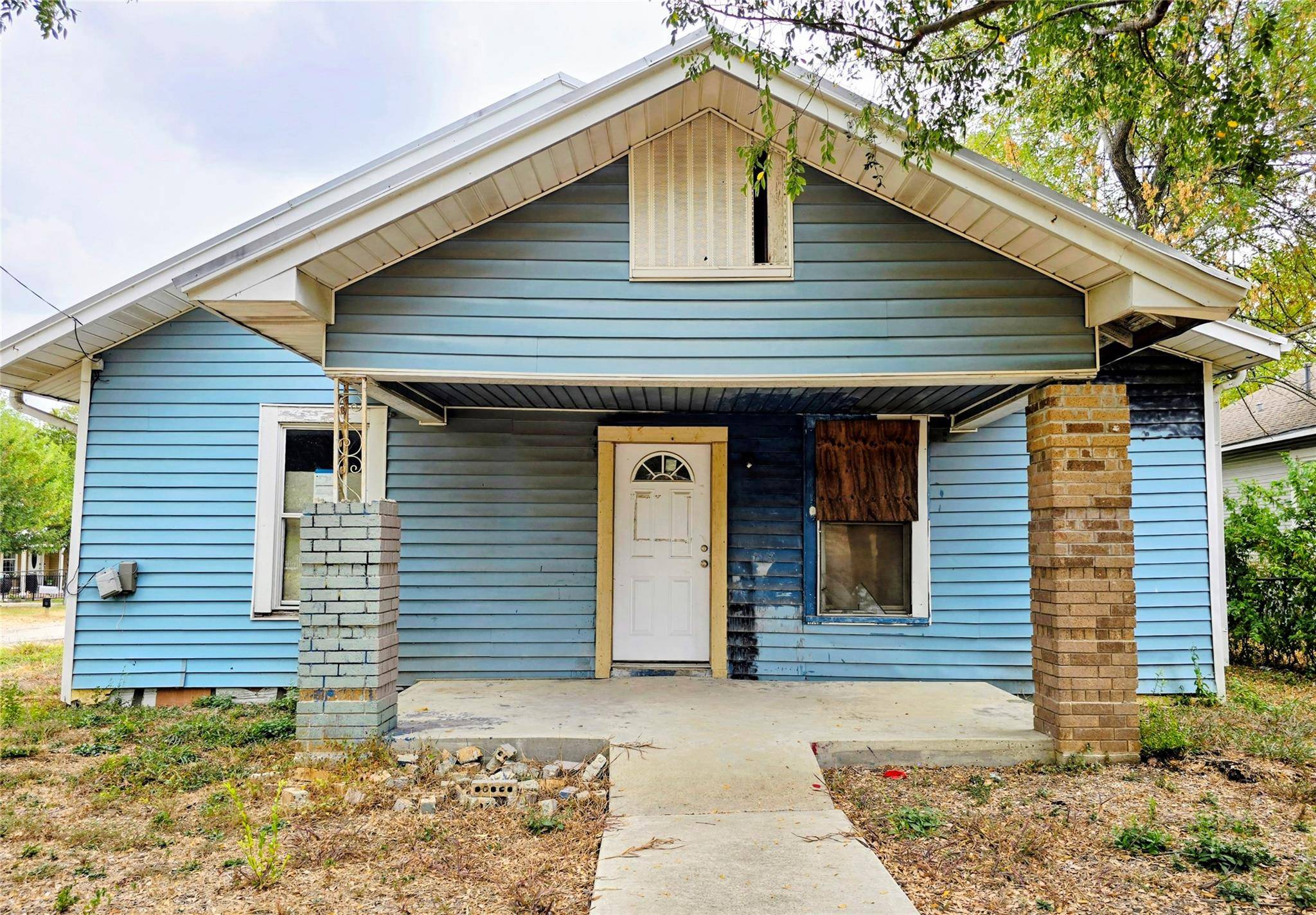914 Porter &  901 W 5th, Taylor, TX 76574