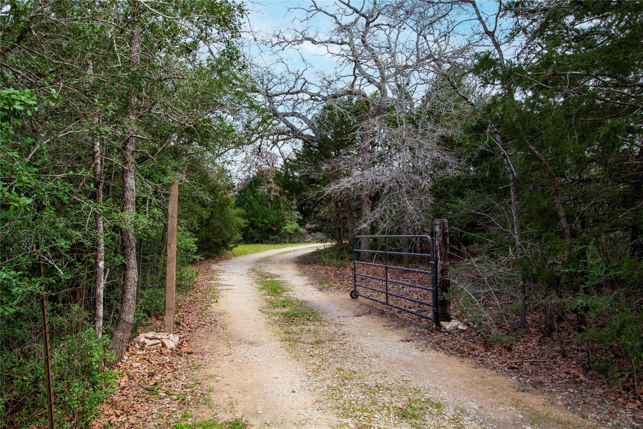5100 Wood Duck DR, Flatonia, TX 78959